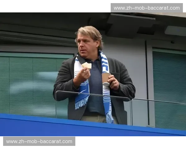 法甲图文直播：穿越喧嚣的赛场，与球迷一同定格瞬间