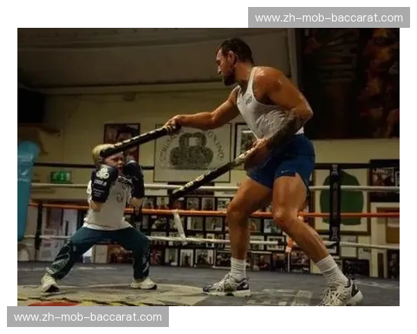 宿命之敌：那个曾让“嘴炮”麦格雷戈38秒拍地求饶的男人，究竟是何方神圣？